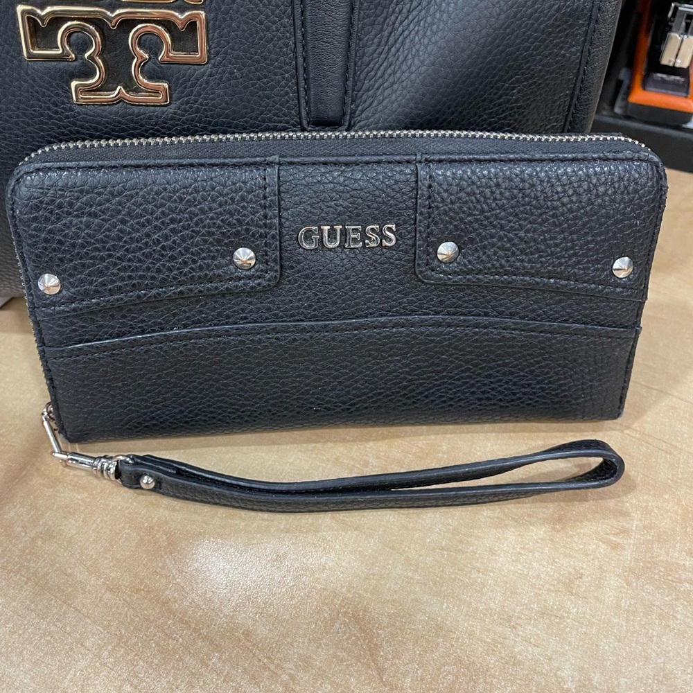 Guess zippered wallet